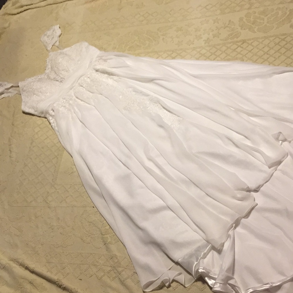 Simple and beautiful wedding dress